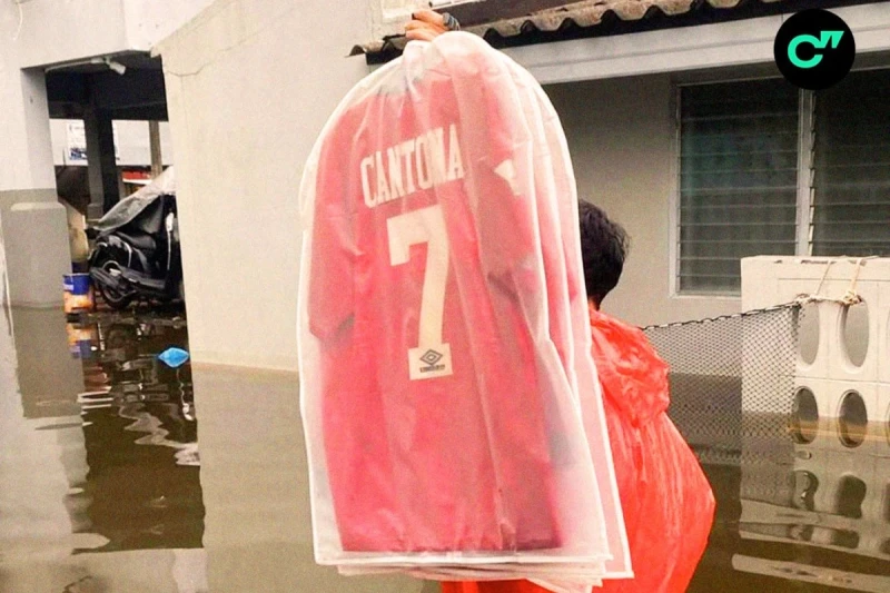 Mançester Yunayted azarkeşinin daşqından köynəklərini xilas etməsi geniş müzakirəyə səbəb olub