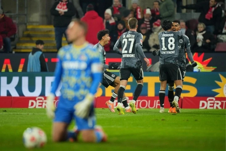 Ayntraxt Frankfurt Kölnü 4 qolla məğlub etdi