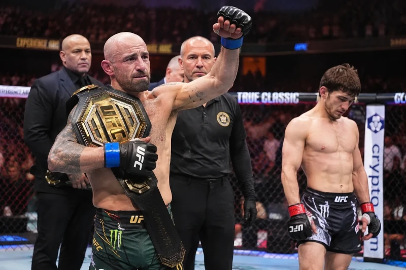 Evloyevin məğlubiyyətsiz seriyası sona çatdı: Volkanovski böyük çempion kimi qalxdı