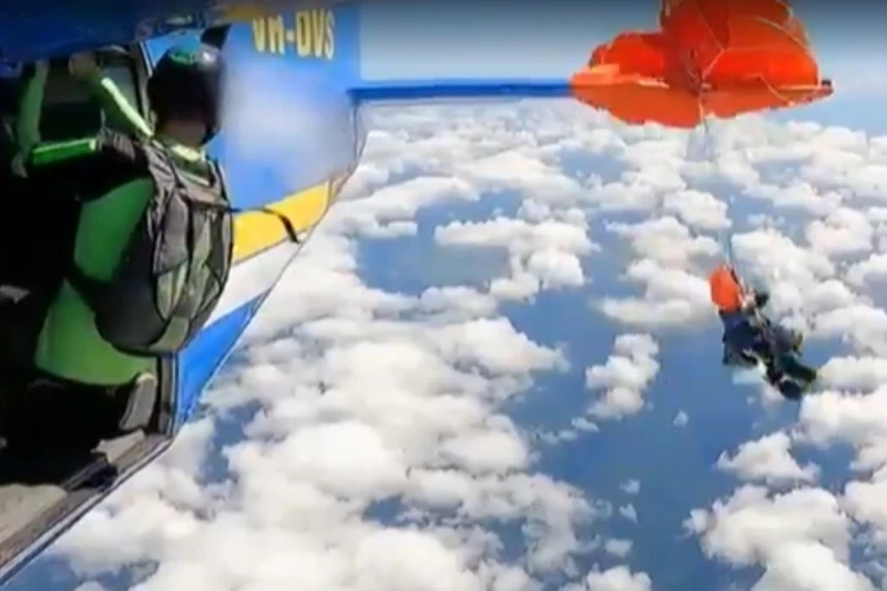 Avstraliyada paraşütçü təyyarənin quyruğuna ilişdi, özünü bıçaqla xilas etdi - VİDEO
