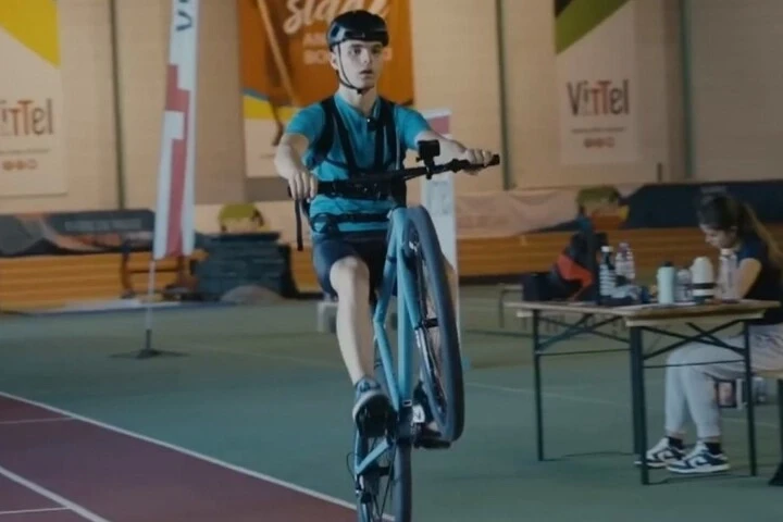 French cyclist breaks world record by riding 150 km on the rear wheel - VIDEO French cyclist breaks world record by riding 150 km on the rear wheel - VIDEO