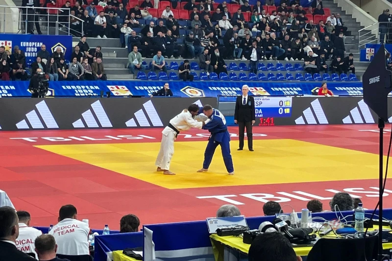 Hidayat Heydarov started the European Championship with a victory: He defeated his opponent