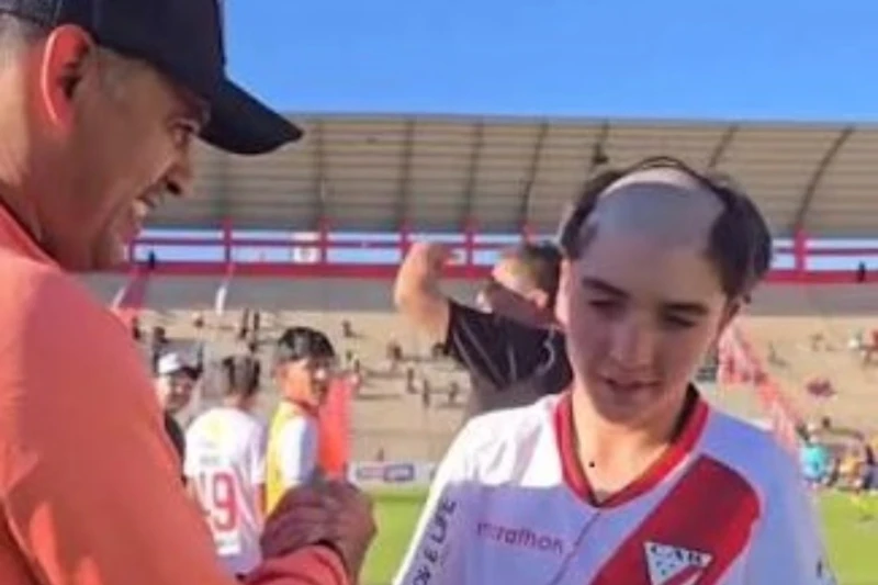 14‑yaşlı Leandro Lara Boliviya çempionatında debüt etdi, saç düzümü və ata‑vəzifəsi müzakirə yaradır