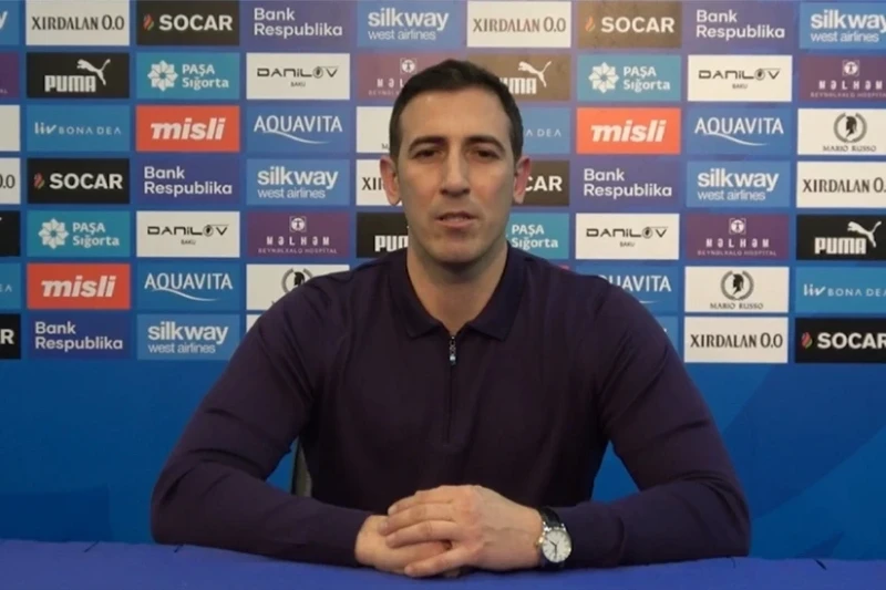 Rəhim Həsənov hakimin Bəhlul Mustafazadəyə sarı vərəqə göstərməli olduğunu bildirib