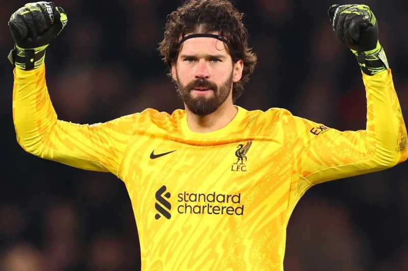 Milan Alisson Bekkeri əsas qapıçı kimi transfer etməyi düşünür
