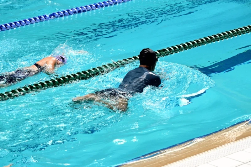 Соревнования по плаванию среди сотрудников государственных учреждений проходят в Баку