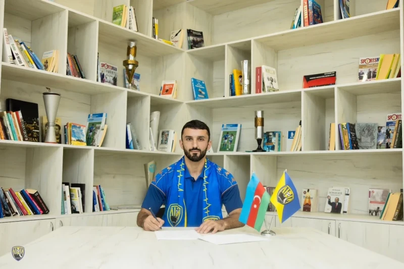 Kəpəz heyətinə yeni futbolçu qatıb