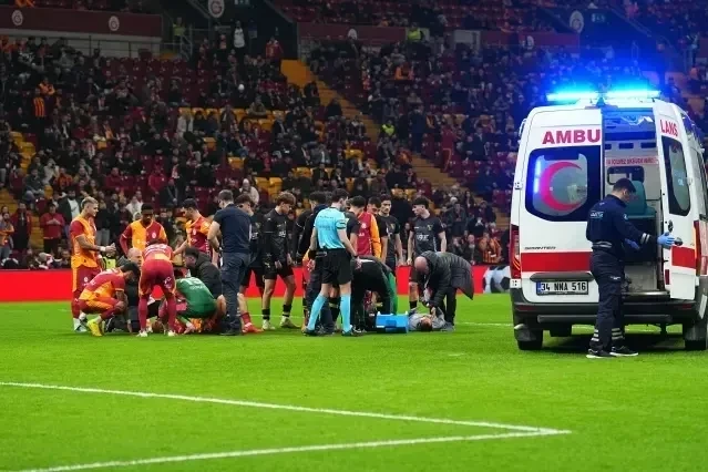 İstanbulspor goalkeeper loses consciousness after collision in match against Galatasaray - PHOTO