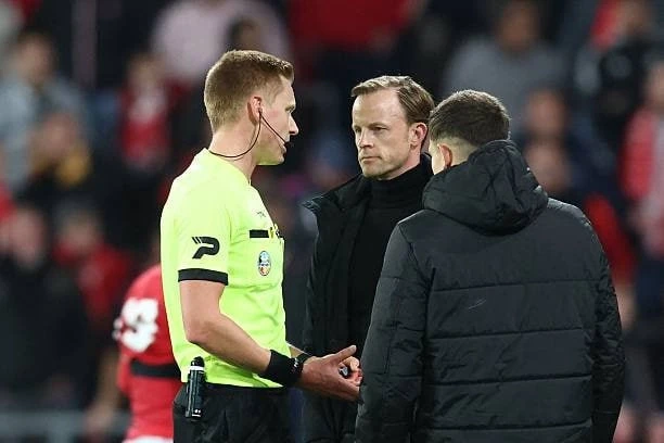 Standard - Antwerp maçı taraftar olayları nedeniyle yarıda kaldı