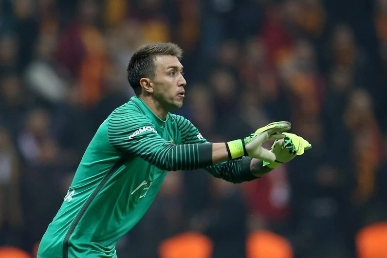 Fernando Muslera Qalatasaraydan gedir