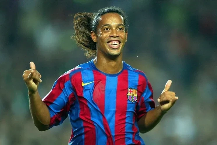 Ronaldinyo futbola qayıdacaq: Əfsanə karyerasını İtaliyada davam etdirəcək