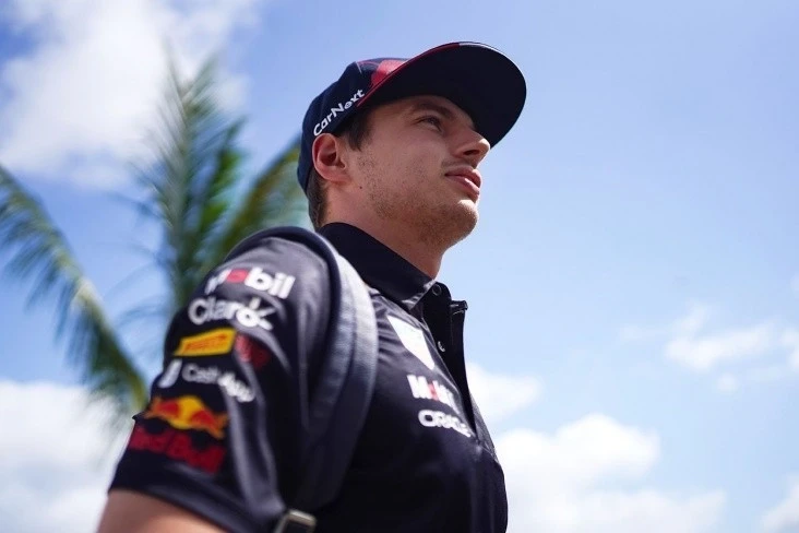 Max Verstappen keeps the possibility of moving to Mercedes open