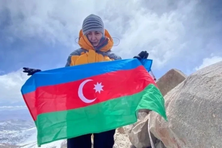 Эльмира Асланова покорила гору Винсон в Антарктиде