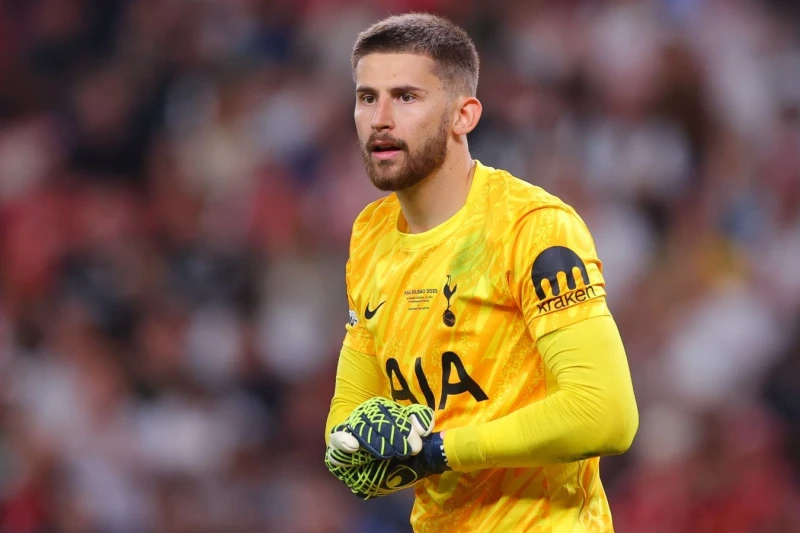 Totenhemin baş məşqçisi azarkeşlərin Vikarionu fitə basmasına görə tənqid etdi