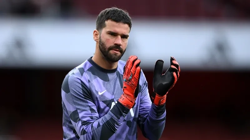 Yuventus keyfiyyətli qapıçı axtarışında: Alisson və Vikario namizədlər arasında