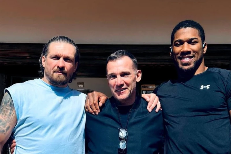 Usyk ve Joshua Shevchenko ile buluştu: Futbol sahasında ortak bir oyun mümkün mü?