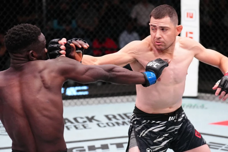 Stiv Qarsiya UFC Fight Night 263-də Devid Onamanı texniki nokautla məğlub edib
