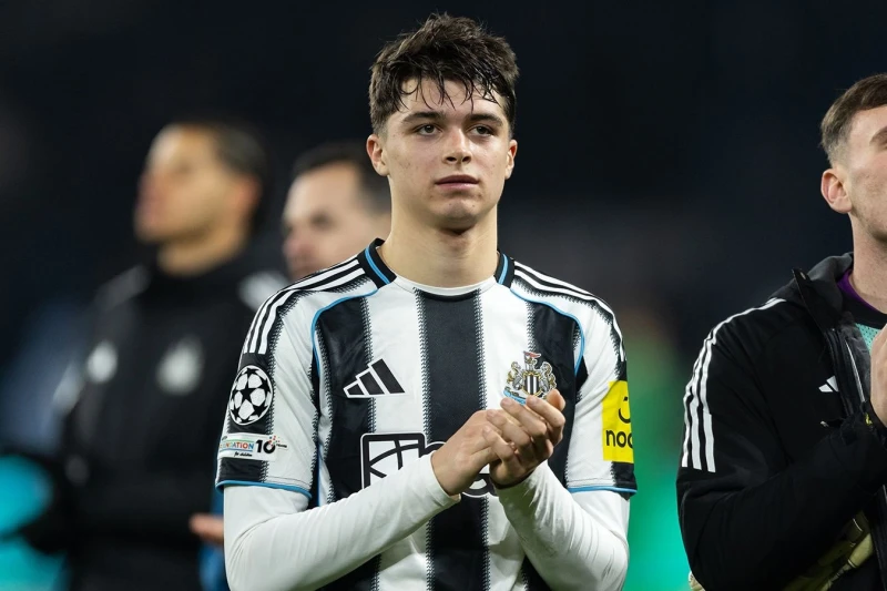 Newcastle United begin talks with Lewis Miley over new contract