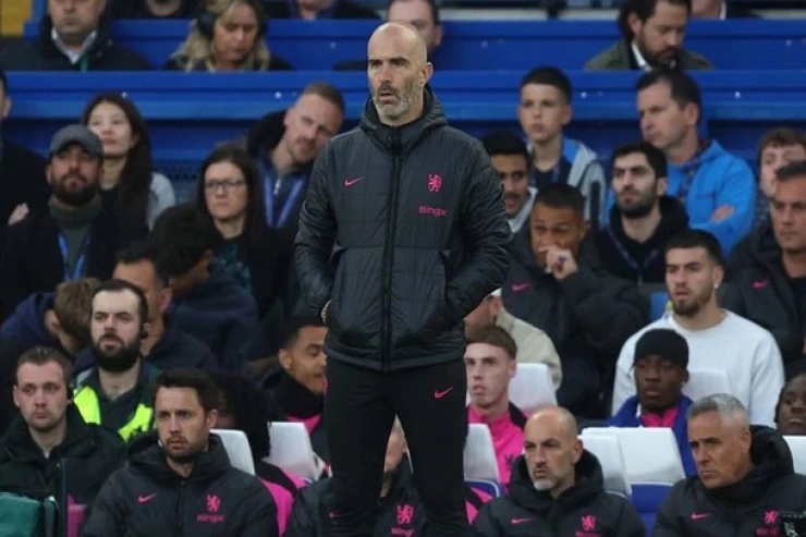 What will happen to the head coach if Chelsea fails to qualify for the Champions League?