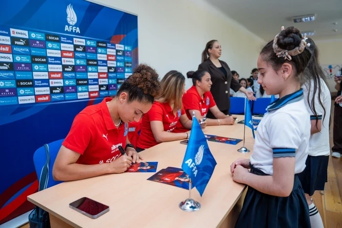 Qadın millimizin futbolçuları Sumqayıtda şagirdlərlə görüşüb - FOTO