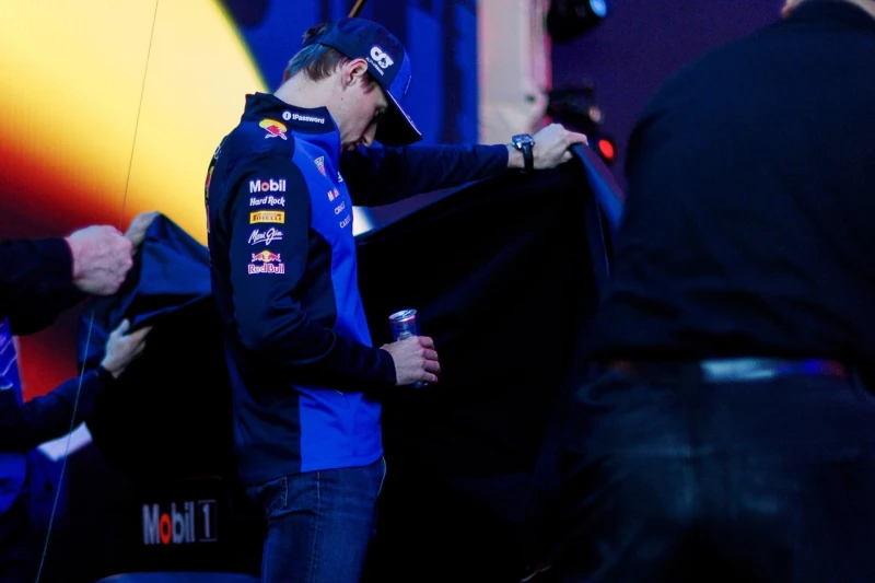 Maks Ferstappen RB22-nin sükan çarxındakı qəribə detalı dərhal gördü