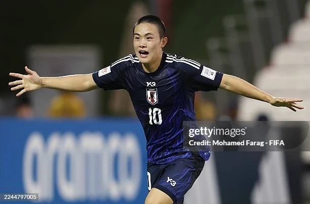 Barselona yaponiyalı gənc h&uuml;cum&ccedil;u Minato Yoşidanı izləyir