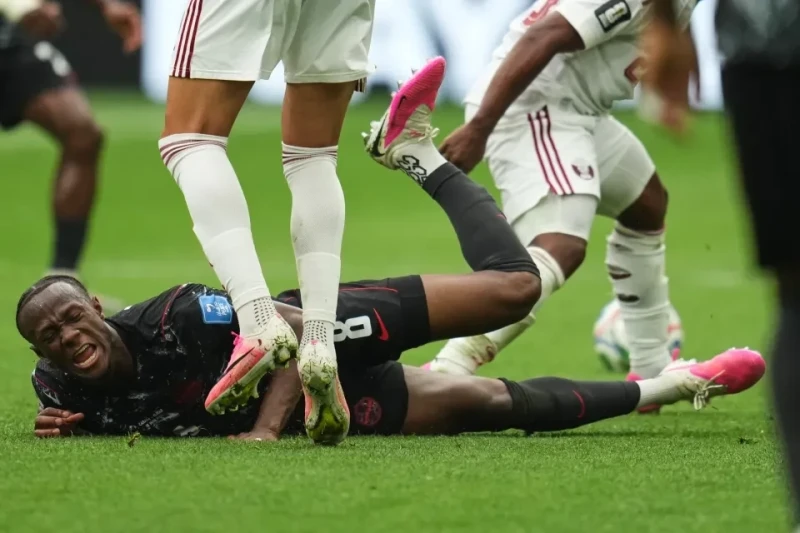 Qətərli futbolçu İsmael Koneyə vurduğu zərbəyə görə üzr istəyib