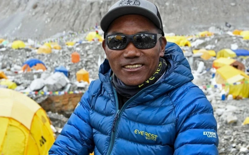 Nepal alpinisti Everest zirvəsini fəth edərək öz rekordunu təzələdi