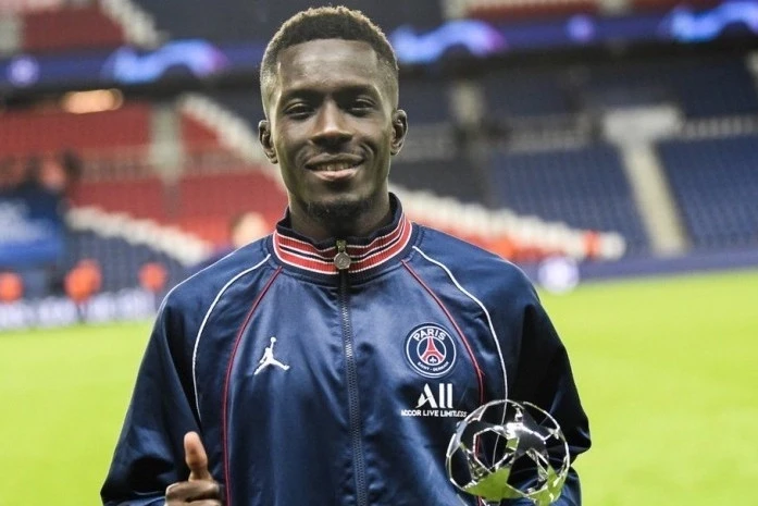 Mançester Yunayted Mbeumonun transferi ilə Brentfordun Queye planlarını pozdu