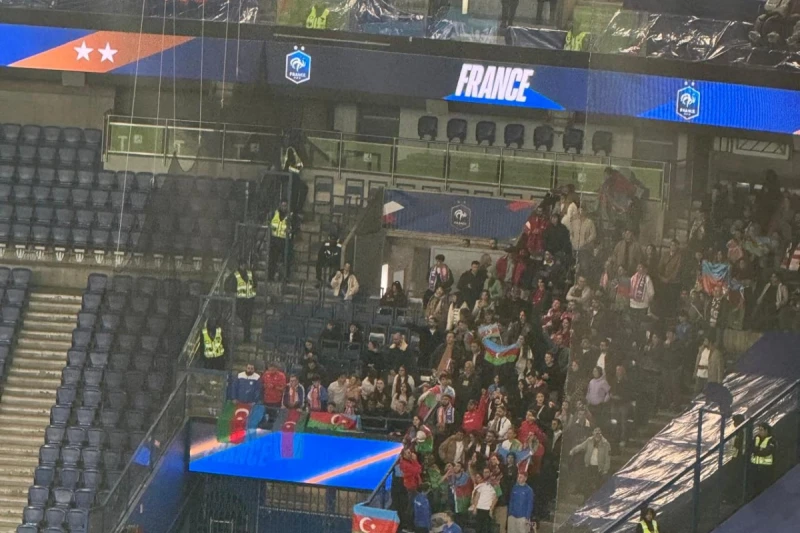 Azerbaycan milli takımının taraftarları Paris'te Şehitler ölmez, Vatan bölünmez sloganı attı