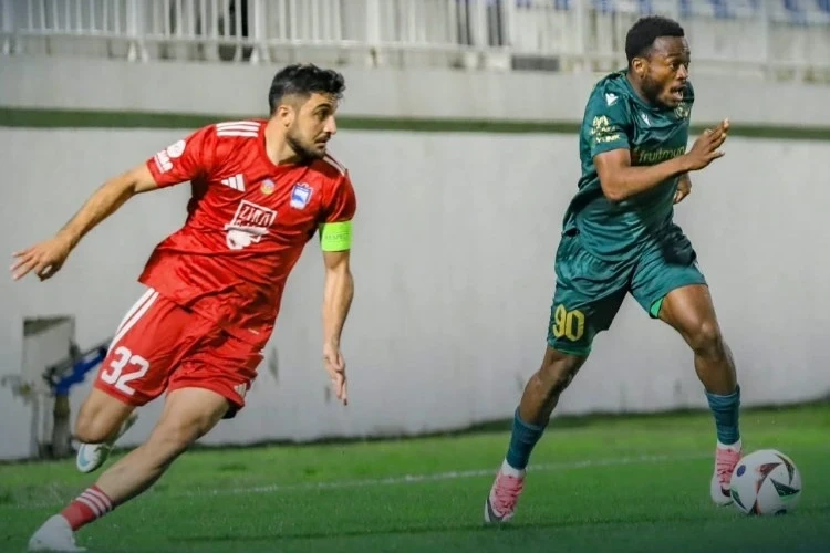 Futbolçu iki sarı vərəqə almasına baxmayaraq meydandan çıxmadı