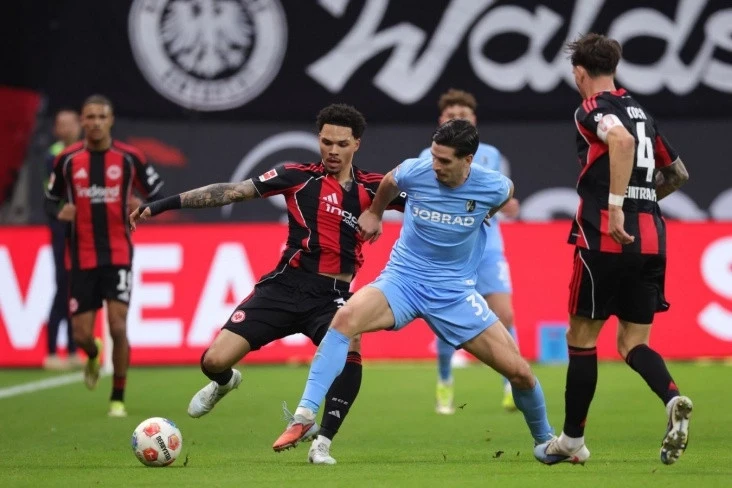 Bundesliqa: Ayntraxt və Ştutqart qələbələri, Frayburq və Volfsburq məğlubiyyətləri