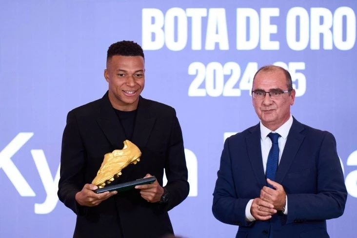 Kilian Mbappe'ye Altın Ayakkabı Ödülü Takdim Edildi Kilian Mbappe'ye Altın Ayakkabı Ödülü Takdim Edildi