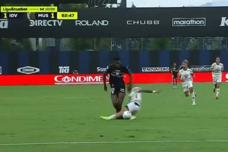 Horrific injury in the Ecuadorian championship: Footballer's leg broken - VIDEO