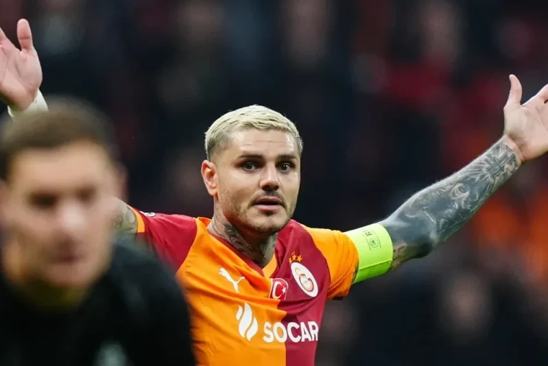 Galatasaray Considers Gimenez from Milan as an Alternative to Icardi