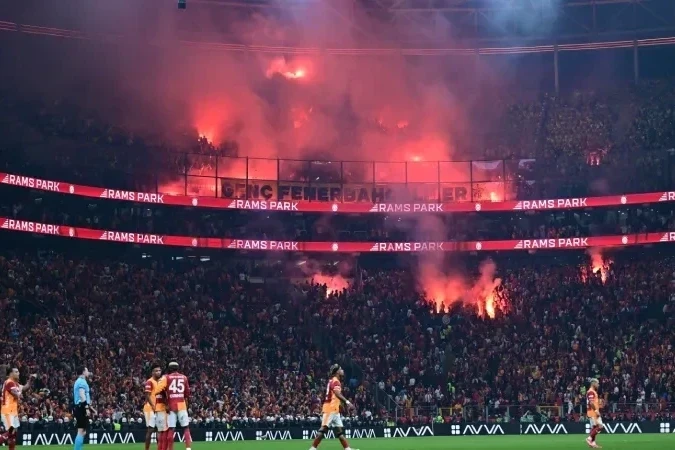 Fənərbağça azarkeşləri Qalatasaray azarkeşlərinə məşəl atdı - VİDEO