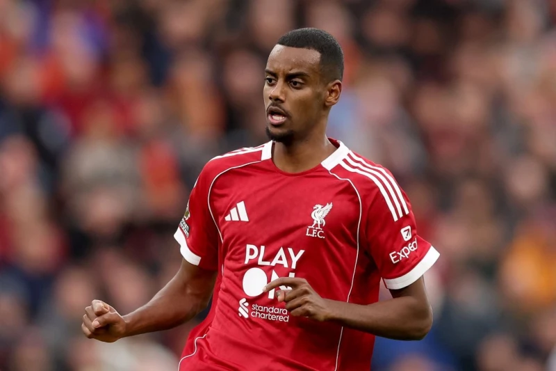 Liverpul Aleksander İsakın zədəsi və əməliyyatı ilə bağlı məlumat yayıb