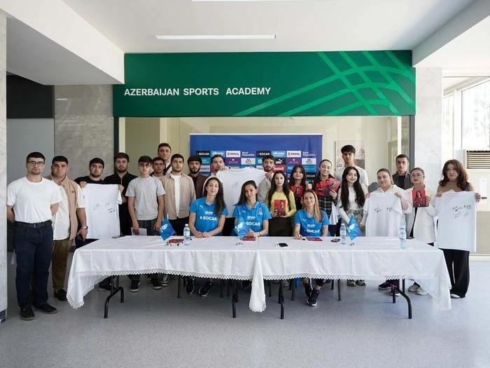 Qadın futbol&ccedil;ularımız azarkeşlərlə imza g&uuml;n&uuml;ndə g&ouml;r&uuml;şd&uuml