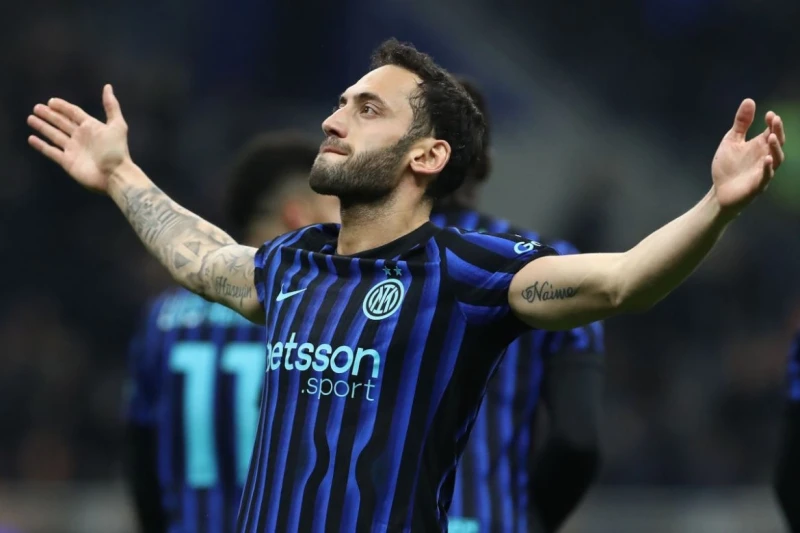 Hakan Çalhanoğlu transferi: İnter müqavilə təklifi ilə Qalatasarayın planlarını pozur