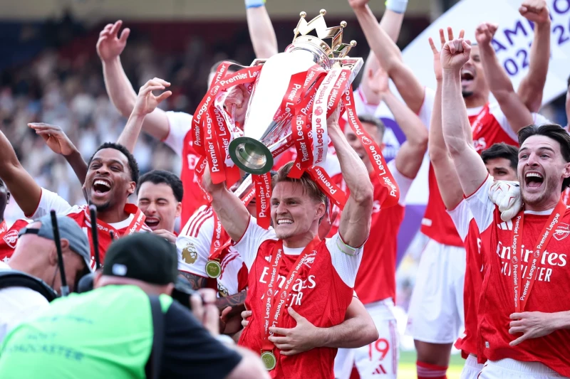 Arsenal 22 ildən sonra Premyer Liqa kubokunu qaldırdı