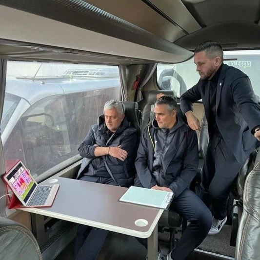 Jose Mourinho watched the game against Real from the bus due to punishment, met with fans;