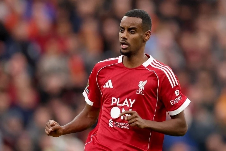 Aleksander Isak addresses fans after injury