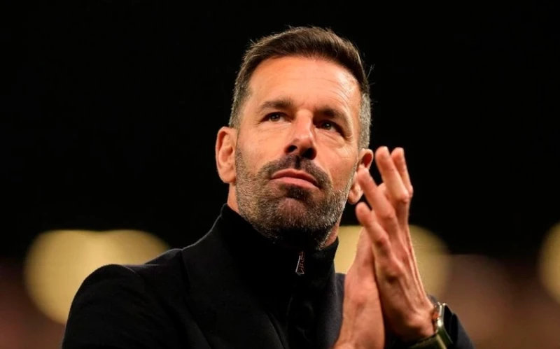 Rud van Nistelroy Lesterdən ayrıldı