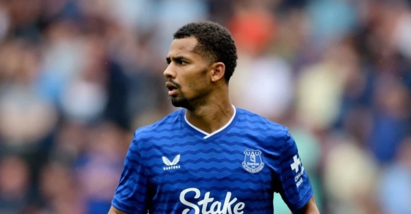 Premyer Liqa nəhəngləri İliman Ndiyayenin arxasınca d&uuml;ş&uuml;b