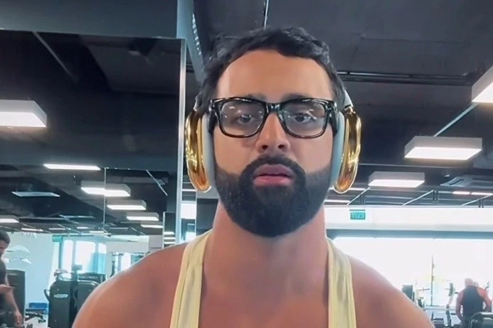 Huseyn Hasanov was not allowed into a Baku gym due to gold headphones and his bodyguard's muscle display