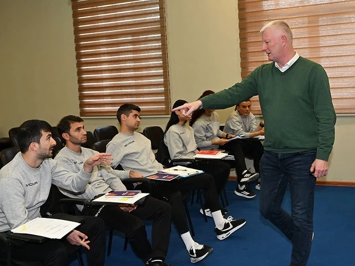 Судьи ФИФА среди женщин и другие судьи проходят обучение по сертификации VAR