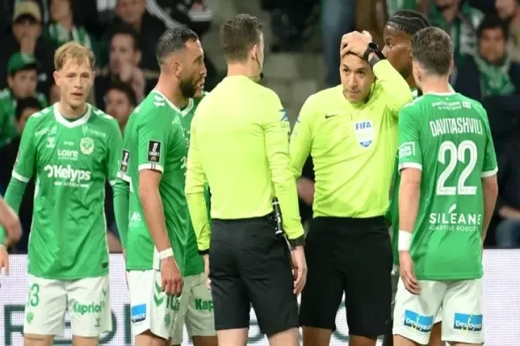 Saint-Étienne fans who threw coins at the referee received suspended prison sentences