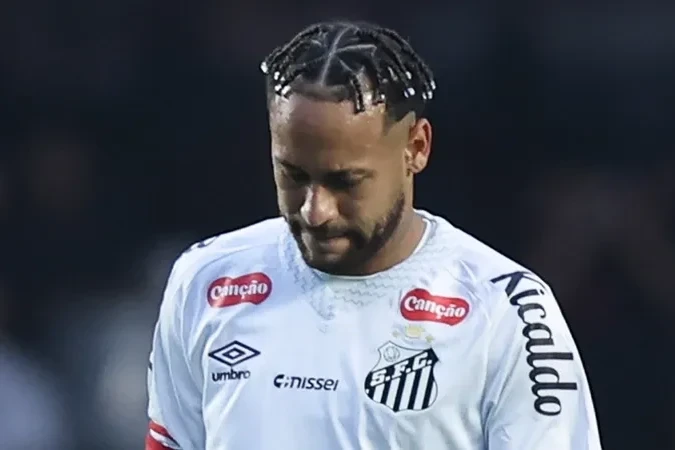Neymar injured again and left the field