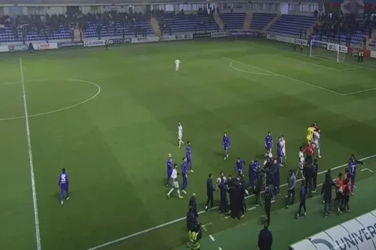 Sumqayıt - İmişli oyununda futbol&ccedil;ular arasında dava: VİDEO