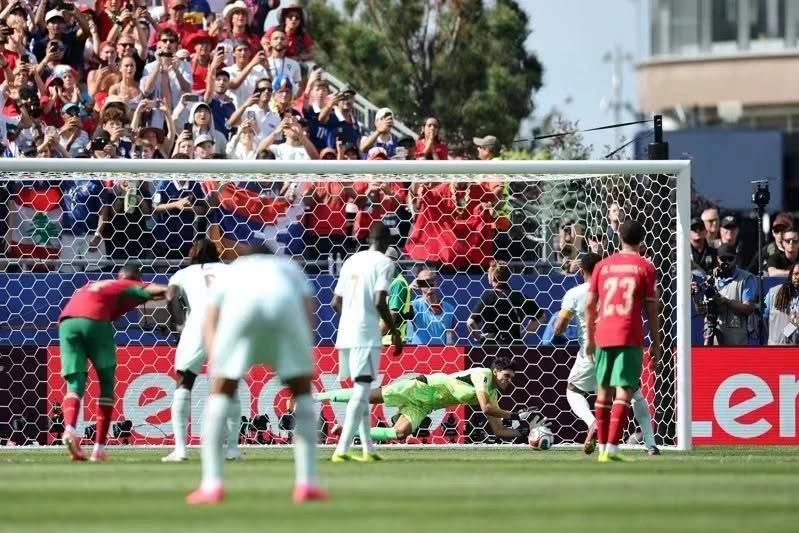 Kilian Mbappe penalti zərbəsini qaçırır